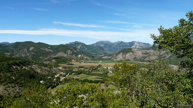 la-batie-39web.jpg - Vue sur l'Est de la vallée du Sasse depuis la Tour. On voit bien le village de Nibles à droite dans la petite plaine