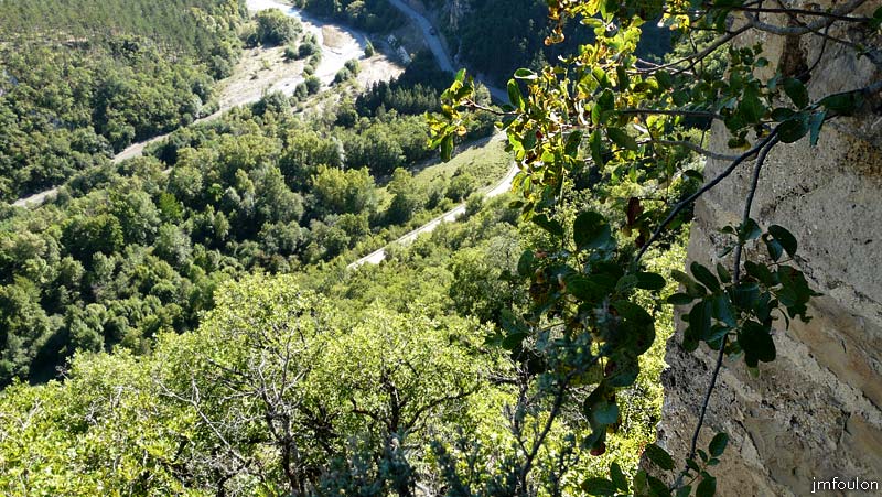 la-batie-42web.jpg - Vue sur le fond de la vallée et le lit du Sasse depuis l'angle Sud/Est