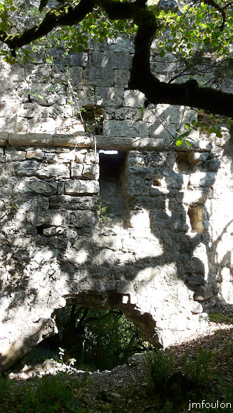 la-batie-44web.jpg - Nous allons maintenant passer par ce trou au Nord de la façade Est