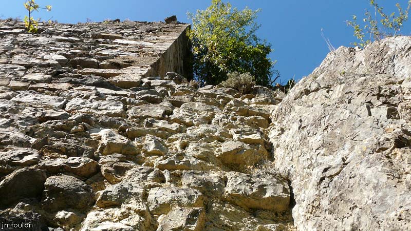 la-batie-52web.jpg - En continuant quelques mètres vers l'Ouest, on se trouve au pied de la façade Sud de la Tour