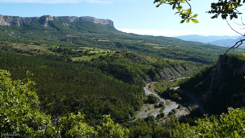 la-batie-53web.jpg - La vue sur la vallé du Sasse vers le Sud depuis le pied de la façade Sud de la Tour est saisissante de beauté. On comprend le choix stratégique de l'emplacement de cette Tour par les seigueurs de Nibles au XIIe siècle ou cette vallée était un axe de passage important et convoité