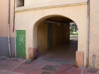 Manosque - Vieille ville  Passage couvert donnant sur la promenade Joseph Aubert Millot. Ici se trouvaient les remparts Sud de la ville
