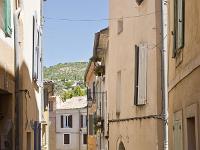 Manosque - Vieille ville  Une rue de la vieille ville. Au loin, on aperçoit la colline et la Tour du Mont d'Or
