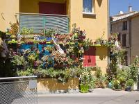 Manosque - Vieille ville  Un balcon on ne peut plus fleuri ! ...