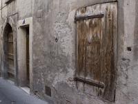 Manosque - Vieille ville  Vieille façade. Il subsiste encore l'anneau pour les chevaux