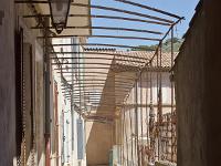 Manosque - Vieille ville  Allée couverte d'une stucture métalique qui a du porter jadis une treille