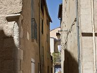 Manosque - Vieille ville  Ruelle. Remarquez l'angle de la maison à gauche en pierre de taille finement ouvragée