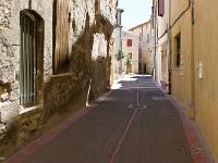Manosque - Vieille ville  Une autre rue du vieux Manosque bien vide de nos jours !