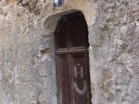 Manosque - Vieille ville  Vieille porte dans une ruelle