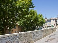 Manosque - Vieille ville  Rue des Martels. Ici se trouvaient les remparts Ouest de la ville, à l'emplacement du mur