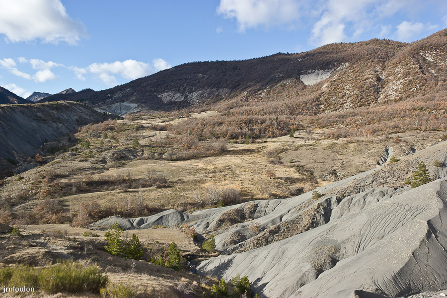 marnes-004-2.jpg - Vue vers le Nord et l'adret du Molard. Crête qui culmine à 920 m et qui s'étends sur environ 5 km d'Est en Ouest de Sisteron à Bevons au Col de la Mairie.