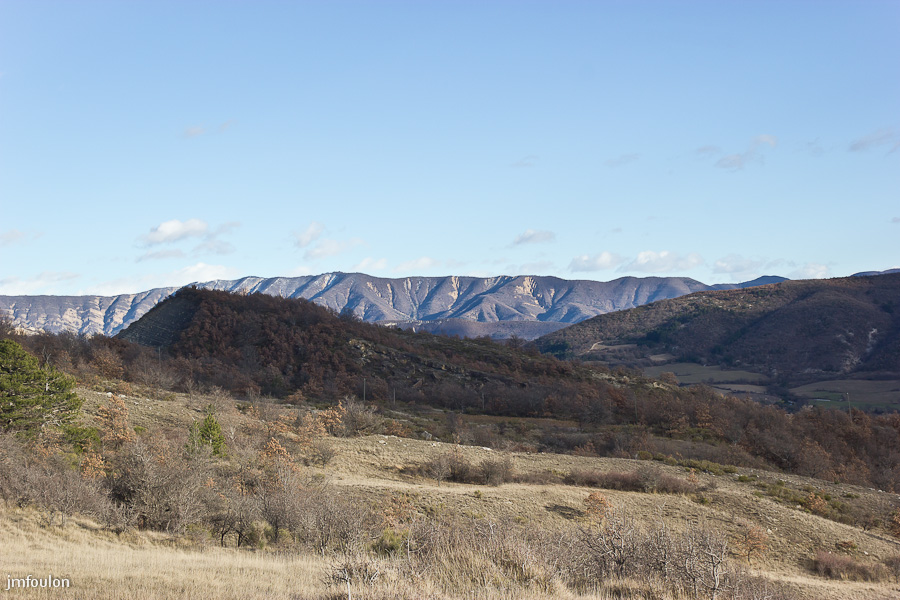 marnes-035-2.jpg - Sur la Crête des Plantayes - Vue vers l'Est. Au loin, la Crête de Vaumuse (1435 m au sommet)