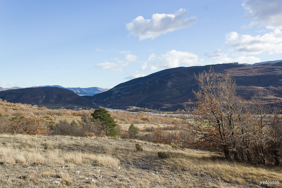 marnes-036-2.jpg - Sur la Crête des Plantayes - Vue vers l'Est. A gauche, Mongervis (752 m)