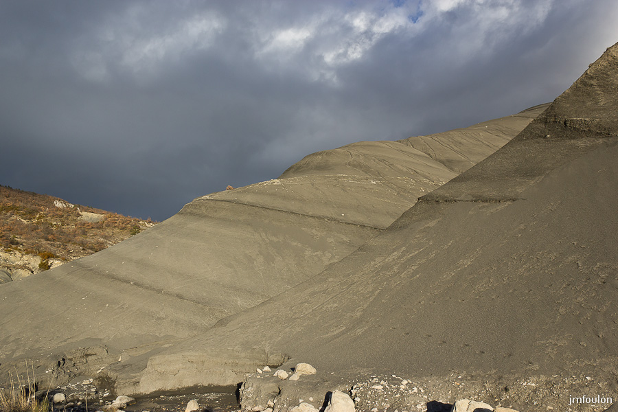 marnes-063-2.jpg - Le ciel se couvre au Nord et le soleil de fin d'après-midi qui descend à l'Ouest, donne une ambiance irréelle à cet endroit semi-désertique.