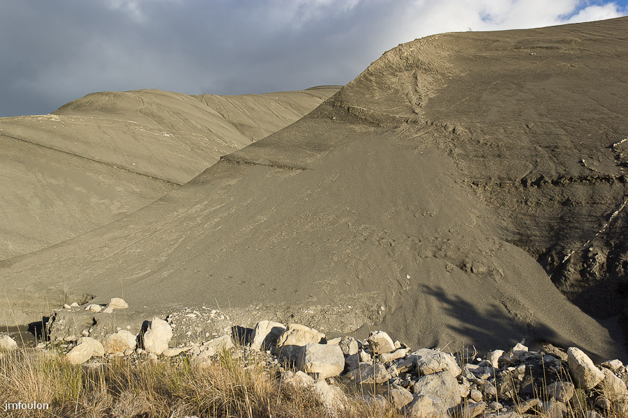 marnes-064-2.jpg - Le ciel se couvre au Nord et le soleil de fin d'après-midi qui descend à l'Ouest, donne une ambiance irréelle à cet endroit semi-désertique.