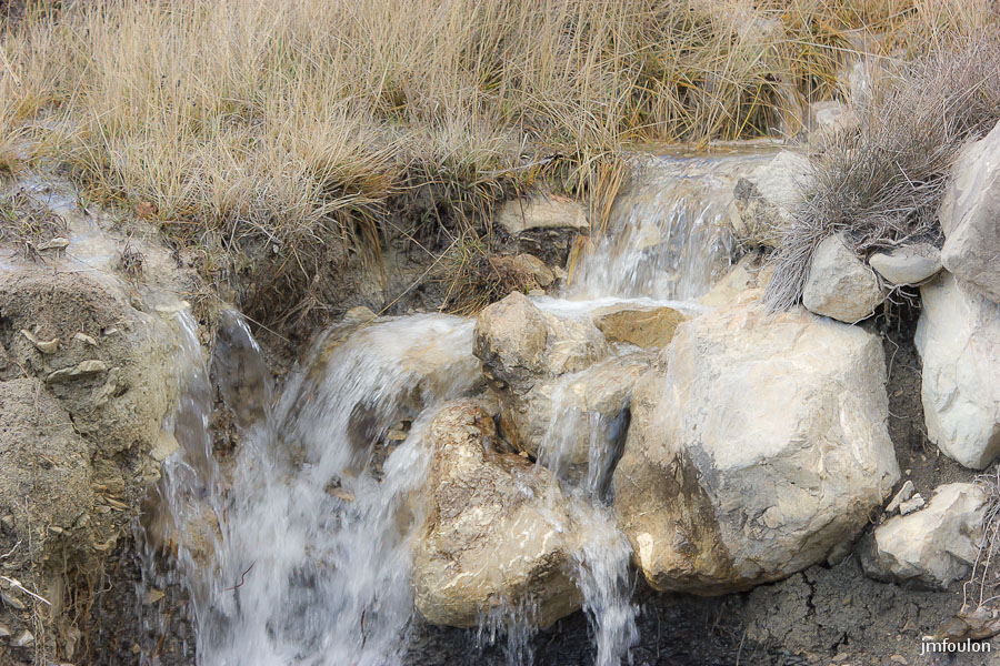 marnes-067-2.jpg - D'autres rus tel celui-ci, affluents de l'ouest se jettent aussi dans ce ruisseau ...