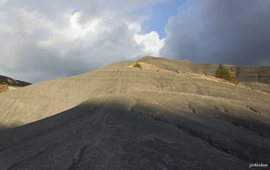 marnes-067-3.jpg - Le ciel se couvre au Nord et le soleil de fin d'après-midi qui descend à l'Ouest, donne une ambiance irréelle à cet endroit semi-désertique.