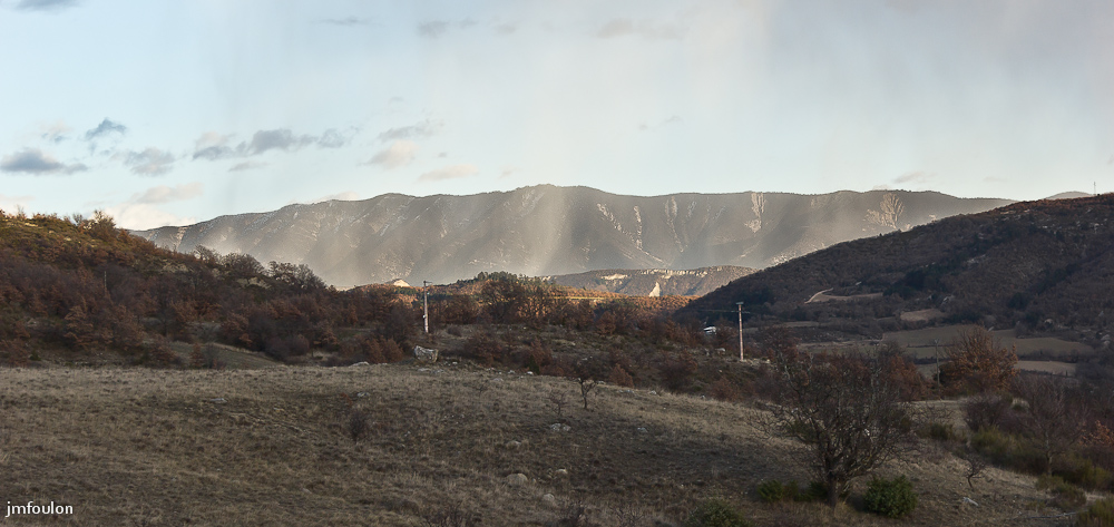 marnes-074-2.jpg - Vue vers l'Est et la pluie qui tombe entre Vaumuse et les montagnes de St Martin et du Crépon près de Salignac. Merci de votre visite !