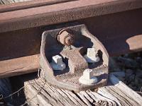 Gare de Mison  Fixation du rail sur une traverse de bois