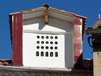 Mison-les-Armands  Pigeonnier. Les ouvertures sont grillagées. Il a donc perdu sa fonction première