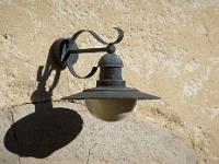 Mison-les-Armands  Lampadaire au dessus de la porte d'entrée d'une maison