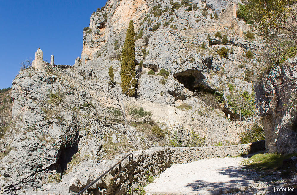 nd-beauvoir-005.jpg - Une belle vue sur une partie du chemin de croix s'offre soudain à nous ! ...