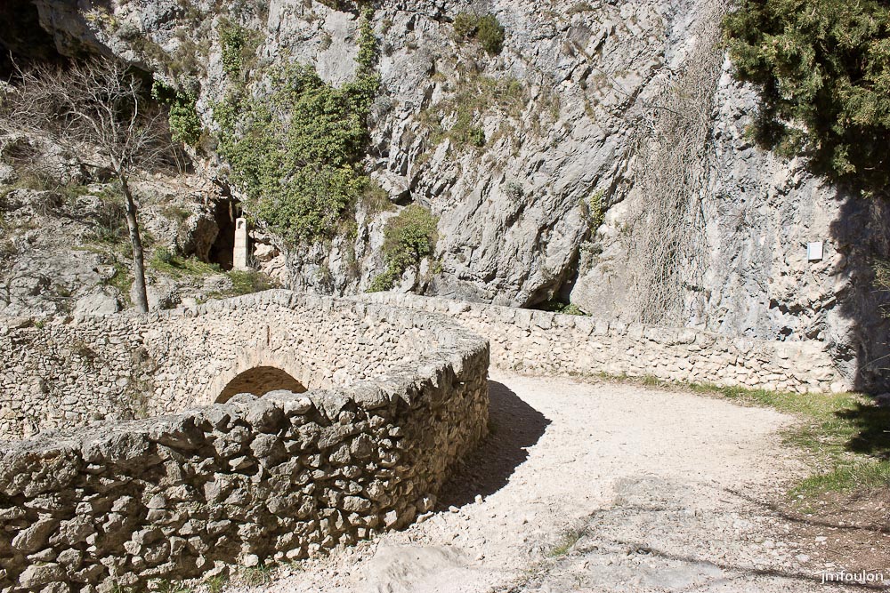 nd-beauvoir-010.jpg - Un pont permet de franchir le ravin de Notre Dame. Il fut  jadis en bois
