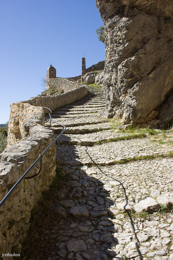 nd-beauvoir-015.jpg - Cette calade est de toute beauté et en très bon état, bien qu'un peu glissante de part les nombreux passages depuis des siècles