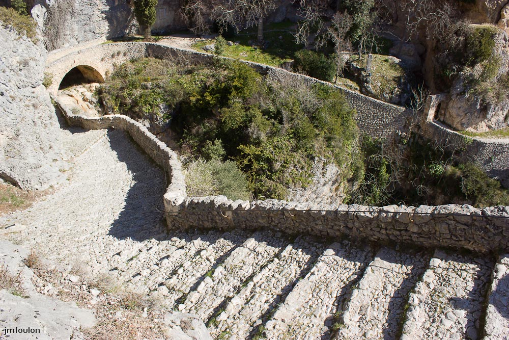 nd-beauvoir-017.jpg - Vue sur le pont et la calade. A droite on voit la petite porte que nous avons franchi précédemment