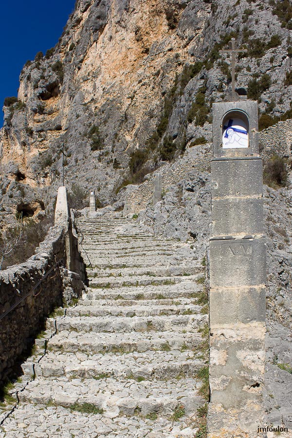 nd-beauvoir-023.jpg - Ici, encore trois oratoires sur cette partie de calade. Les pélerins s'arrêtaient à chacun d'eux pour prier