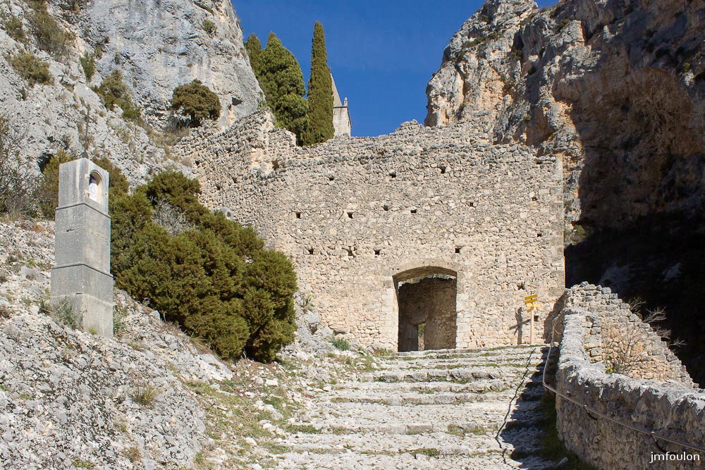 nd-beauvoir-029.jpg - Nous arrivons devant la fortification qui protégeait Notre Dame de Beauvoir
