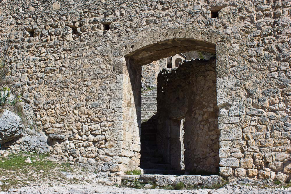 nd-beauvoir-030.jpg - Nous allons passer cette ouverture massive et gravir encore des marches pour arriver à une deuxième porte précédée d'un grand oratoire que l'on aperçois sur cette photo