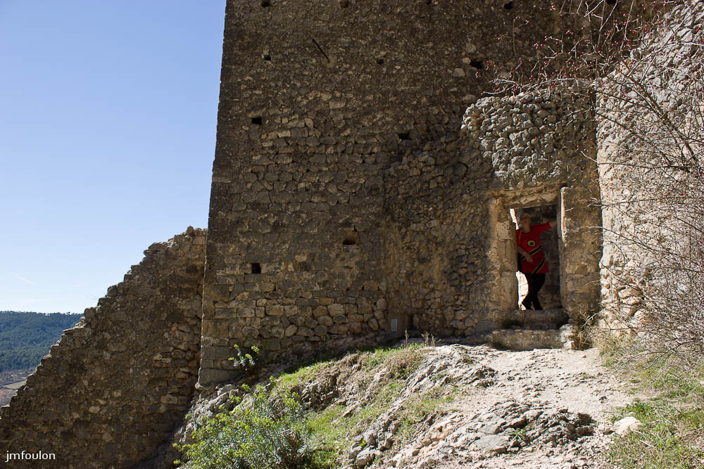 nd-beauvoir-031.jpg - Une petite porte donne sur le ravin de Notre Dame. N'est pas Dominique ?