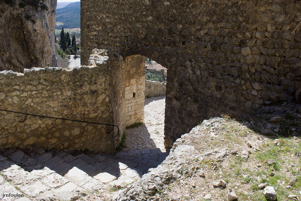 nd-beauvoir-032.jpg - Vue de l'intérieur du rempart qui protègeait l'accès à Notre Dame de Beauvoir