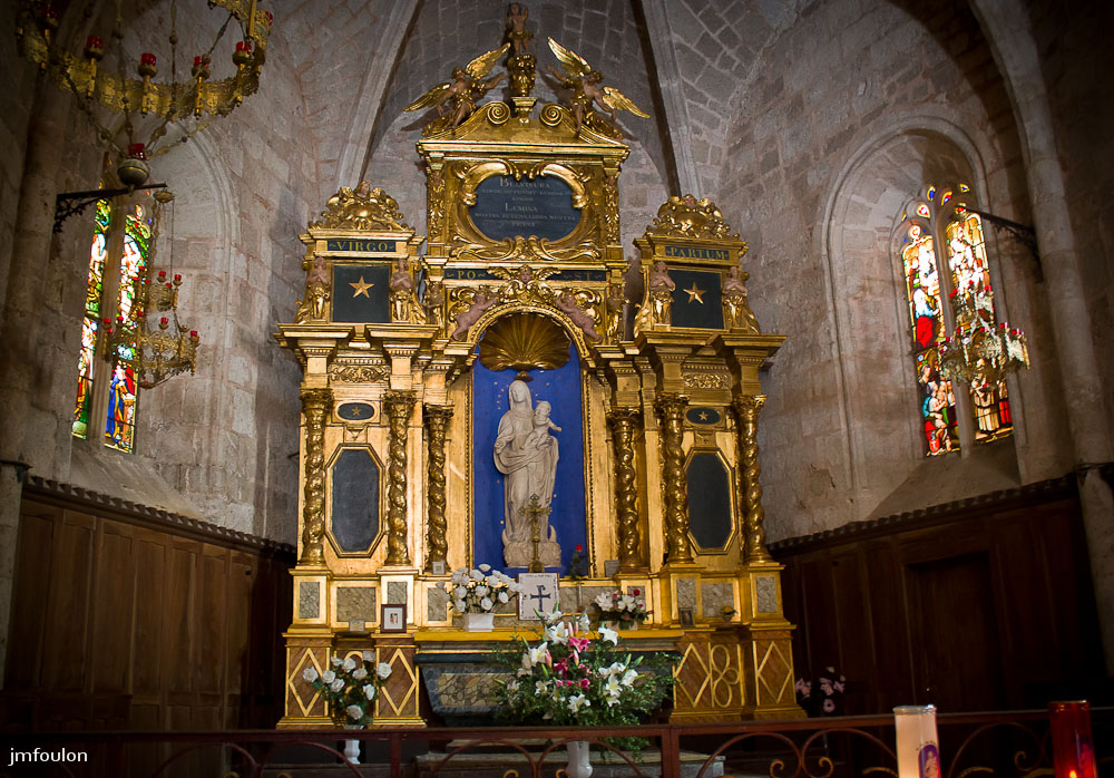 nd-beauvoir-051.jpg - Vue de l'intérieur de la chapelle et de son majestueux maître hotel avec en son centre une Vierge à l'Enfant