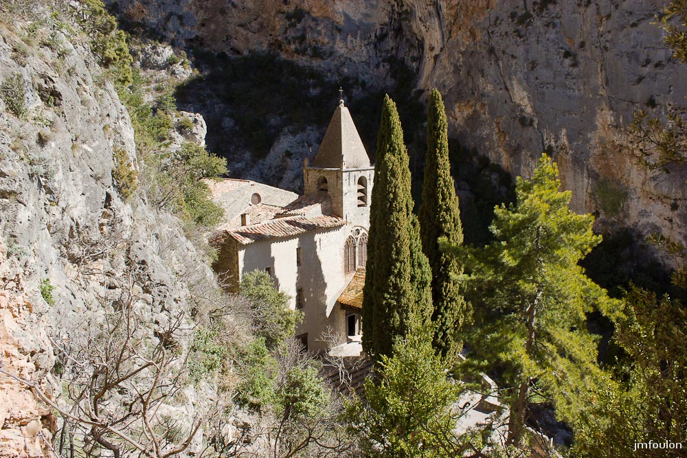 nd-beauvoir-052.jpg - Vue sur la chapelle depuis un sentier qui part vers le Nord