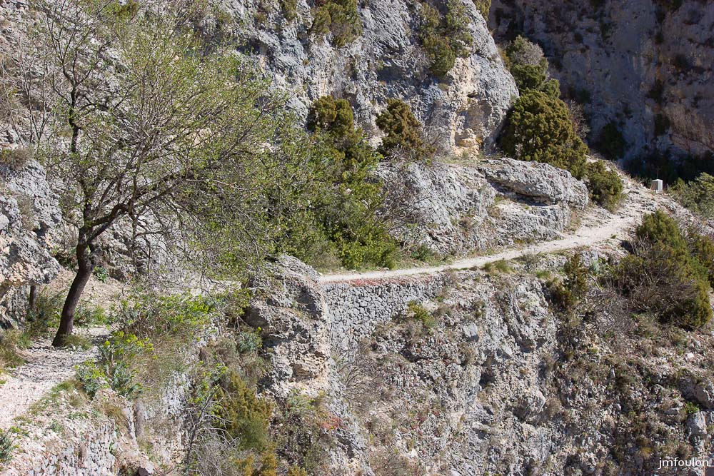 nd-beauvoir-062-1.jpg - Un très ancien sentier taillé dans la falaise permet de repartir vers le Nord