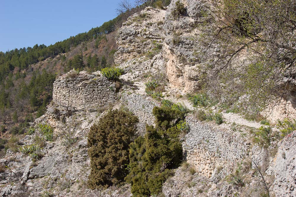 nd-beauvoir-064.jpg - Un très ancien sentier taillé dans la falaise permet de repartir vers le Nord