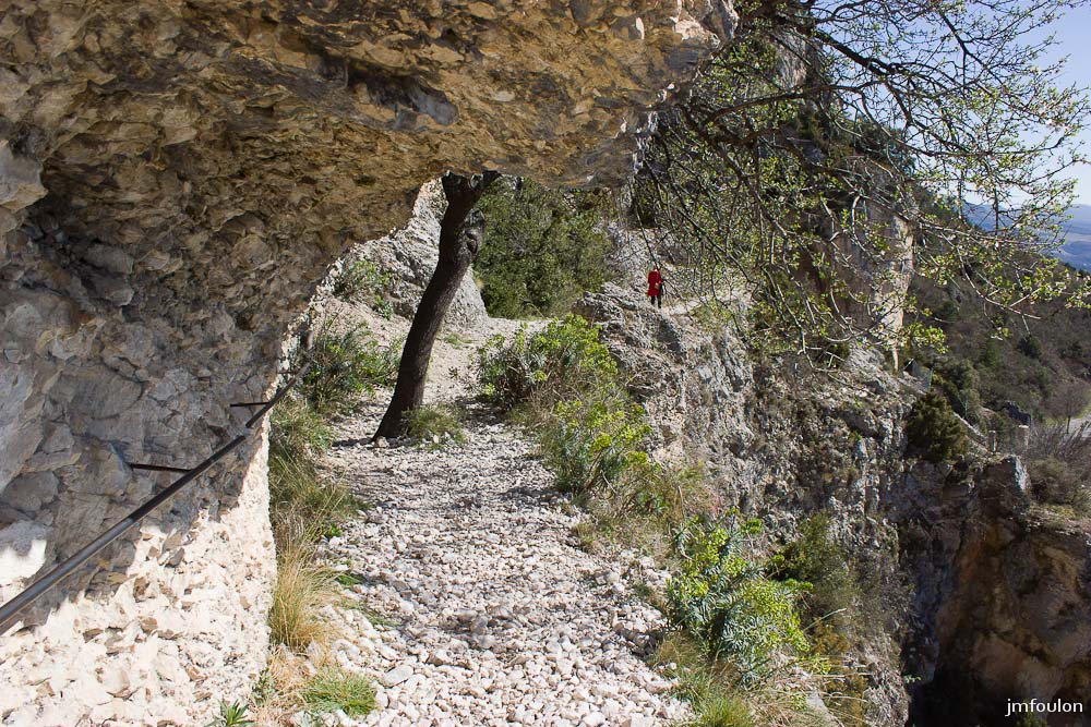 nd-beauvoir-066.jpg - Un très ancien sentier taillé dans la falaise permet de repartir vers le Nord