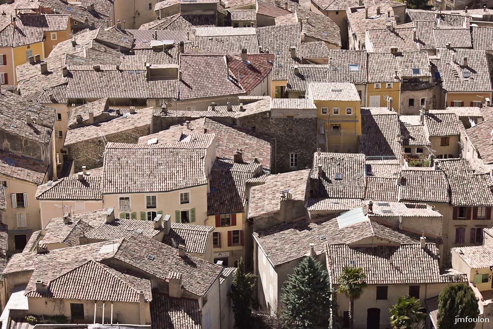 nd-beauvoir-071.jpg - D'ici, de belles vues sur les toits de Moustiers s'offrent à nous ! ...