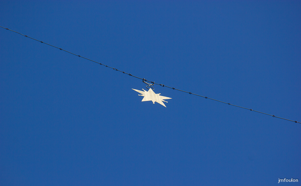 nd-beauvoir-073.jpg - Entre les deux falaises, l'emblèmatique Etoile de Moustiers. La taille de l’étoile, originairement à cinq raies, a varié au cours des temps, de 30 à 180 cm. Aujourd’hui, la chaîne longue de 135 m, pèse 150kg et l’étoile dorée à l’or fin, mesure 1.25m.