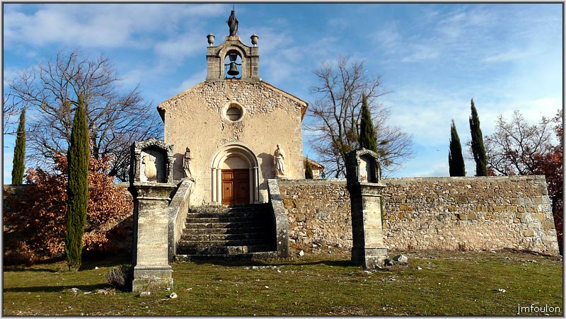 nd-des-ange-08web.jpg - La façade ouest de la chapelle. Vous remarquerez que les deux oratoires sont vides ...