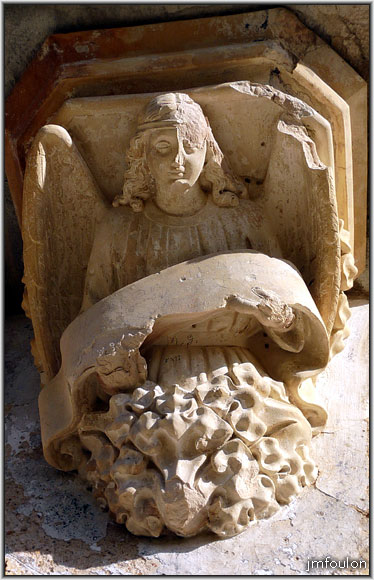 nd-des-ange-12web.jpg - Détail du corbeau soutenant la statue située à droite de l'entrée. Un ange à l'aile gauche abimée. Il ne peut certainement plus voler le pauvre ! ...