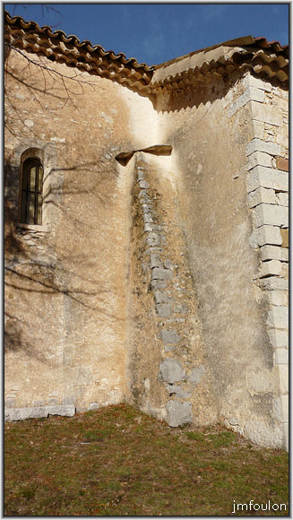 nd-des-ange-20web.jpg - Contrefort couvert d' une lauze sur la façade sud.