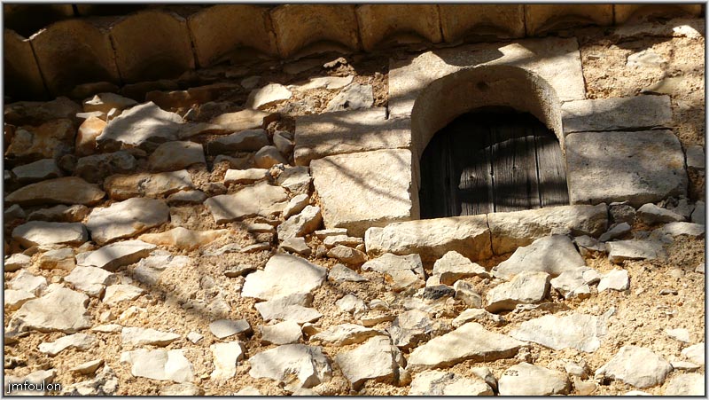 nd-des-ange-23web.jpg - Petit fenestron sous toiture ( façade sud ) ...