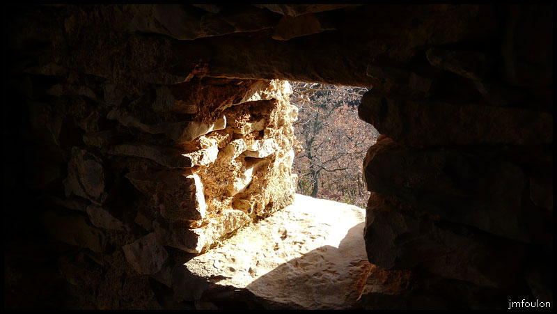 nd-des-ange-32web.jpg - Une petite ouverture donne sur le sud et le chemin d'accès. Servait t il à surveiller ? ... Mystère ! ...