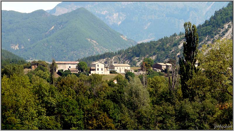 nibles-01web.jpg - Nibles  zoom 15x depuis la D 951 (route de la Motte) au niveau de Châteaufort