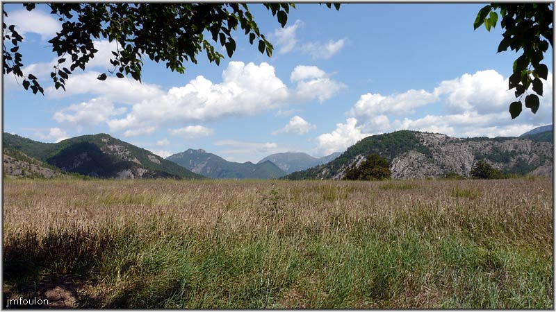 nibles-07web.jpg - Vue vers le nord depuis Nibles au niveau du gros murier derrière le cimetière. A droite Serre de la Vache, à gauche le Ranc. Au milieu le torrent du Sasse