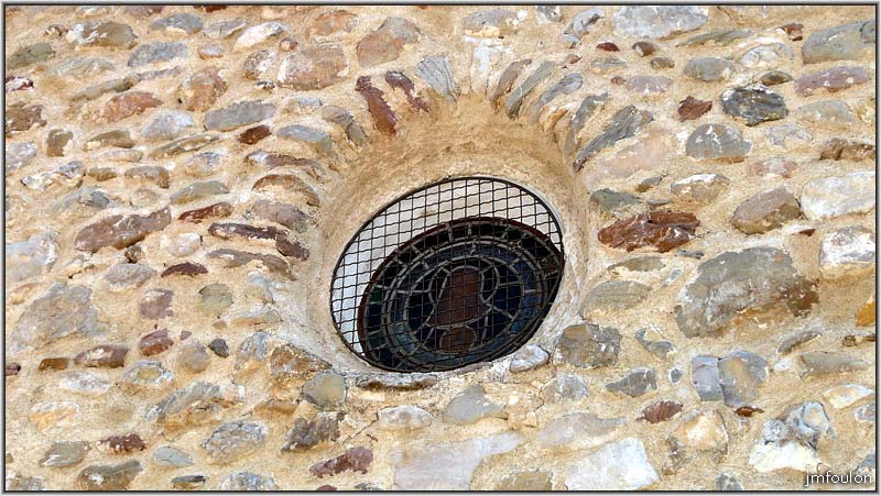 nibles-18web.jpg - ND de Bethléem. Petite rosace au dessus de l'entrée