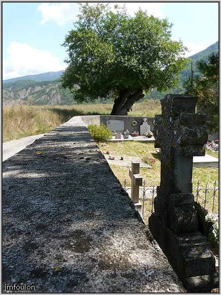 nibles-22web.jpg - ND de Bethléem. Le cimetière derrière l'église et notre fameux murier